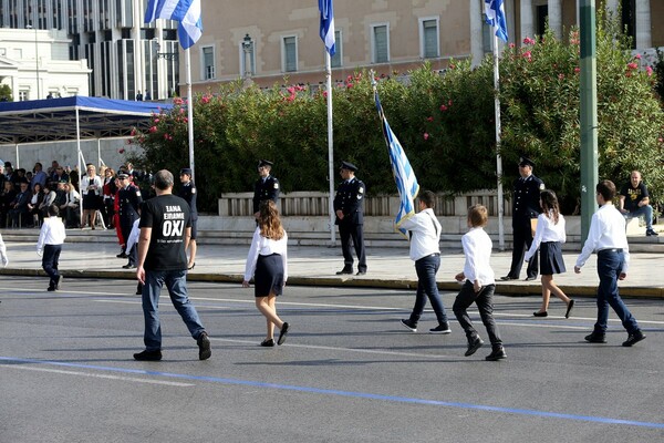 «Τι δεν καταλαβαίνεις;» - Ο δάσκαλος στην παρέλαση της Αθήνας που ξεχώρισε με την μπλούζα του