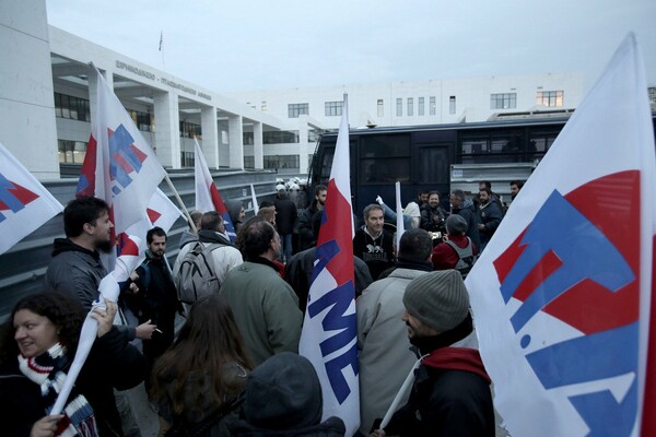 Νέα επεισόδια στο Ειρηνοδικείο για τους πλειστηριασμούς - Έσπασαν λαμαρίνες, ένταση και χημικά