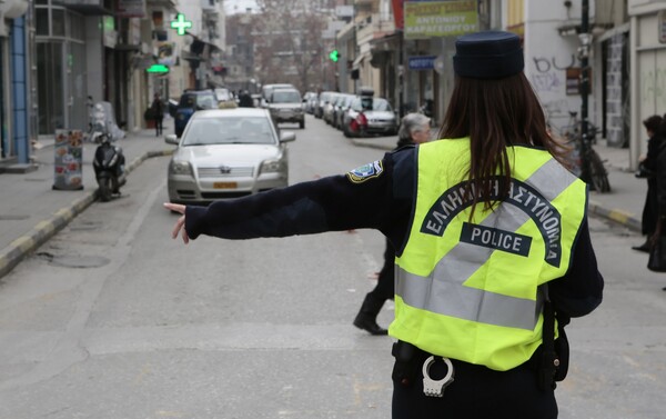 Ειδική ποινή για τη μούντζα προβλέπεται στον νέο ΚΟΚ - Αλλαγές και στις κλήσεις