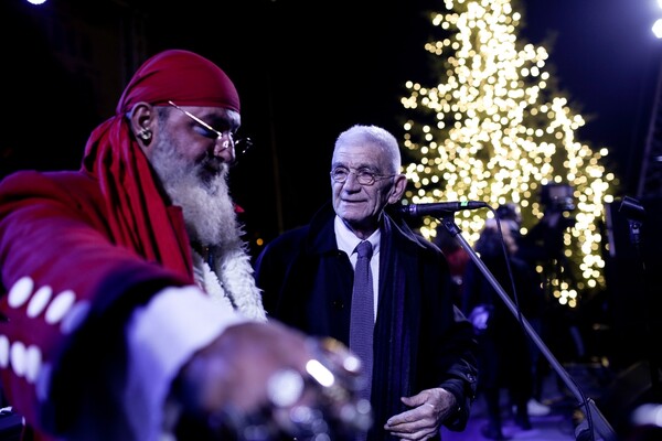 Χριστούγεννα στη Θεσσαλονίκη: 14.000 λαμπάκια στο τεράστιο δέντρο της πλατείας Αριστοτέλους