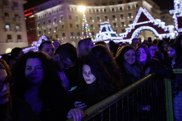 Χριστούγεννα στη Θεσσαλονίκη: 14.000 λαμπάκια στο τεράστιο δέντρο της πλατείας Αριστοτέλους