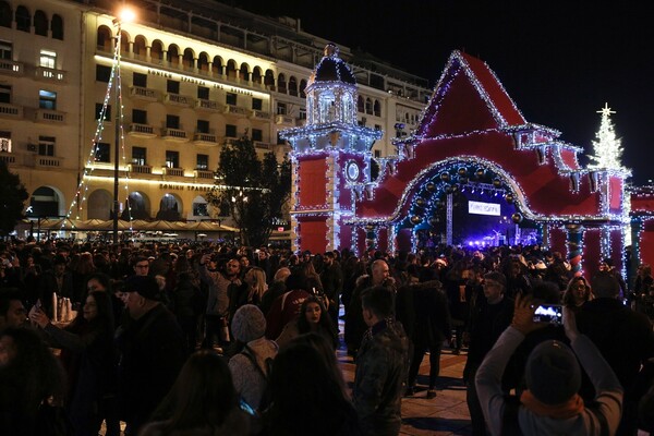 Χριστούγεννα στη Θεσσαλονίκη: 14.000 λαμπάκια στο τεράστιο δέντρο της πλατείας Αριστοτέλους