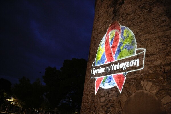 Μια κόκκινη κορδέλα στον Λευκό Πύργο για την Παγκόσμια Ημέρα κατά του AIDS