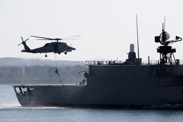 Εντυπωσιακές εικόνες από την επίδειξη του Πολεμικού Ναυτικού στη Θεσσαλονίκη