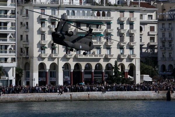 Εντυπωσιακές εικόνες από την επίδειξη του Πολεμικού Ναυτικού στη Θεσσαλονίκη
