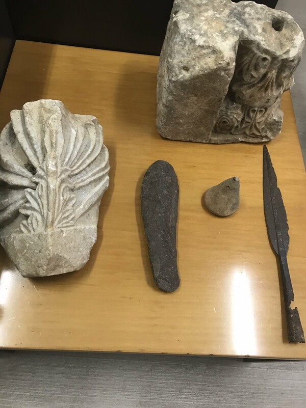 Ιωάννινα: Αστυνομικοί βρήκαν σάκο γεμάτο με αρχαία αντικείμενα κρυμμένο σε θάμνους