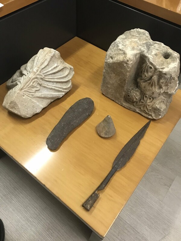 Ιωάννινα: Αστυνομικοί βρήκαν σάκο γεμάτο με αρχαία αντικείμενα κρυμμένο σε θάμνους