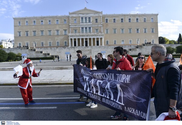 Χιλιάδες διαδήλωσαν στην Αθήνα - Το σκετς με τον Άγιο Βασίλη στην πορεία