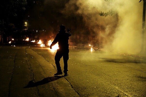 Επιθέσεις με μολότοφ στα Εξάρχεια - Τραυματίστηκε ελαφρά αστυνομικός