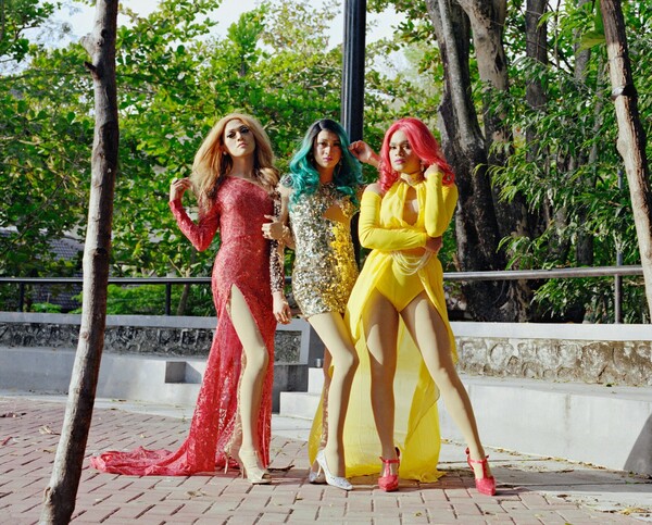 H Σελίν Ντιόν, η Ριάνα και η Αριάνα Γκράντε δουλεύουν ως drag queens στην Ινδονησία!