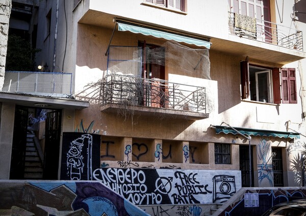 Μεγάλη επιχείρηση της ΕΛ.ΑΣ. στα Εξάρχεια: Εκκενώνεται κτίριο υπό κατάληψη
