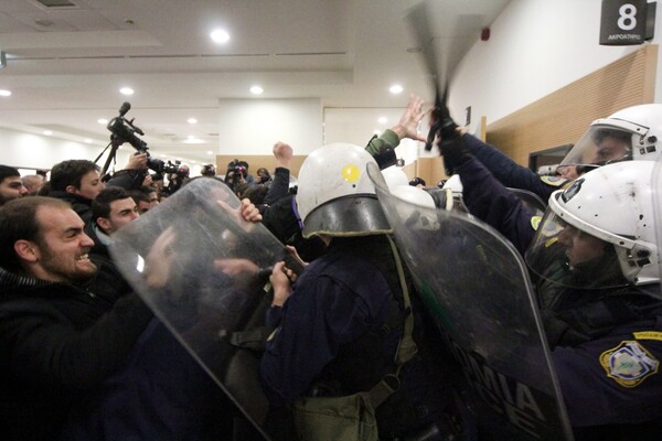 Φυλάκιση για όσους εμποδίζουν πλειστηριασμούς προβλέπει τροπολογία