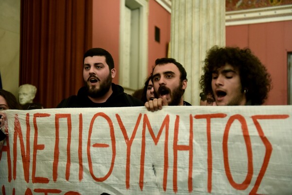 Παρέμβαση φοιτητών σε εκδήλωση με ομιλητή τον Γαβρόγλου - Σήκωσαν πανό