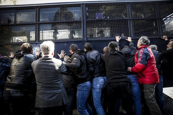 Χημικά και ένταση με μέλη του ΠΑΜΕ έξω από το Μέγαρο Μαξίμου - Έφοδος και στο υπουργείο Εργασίας