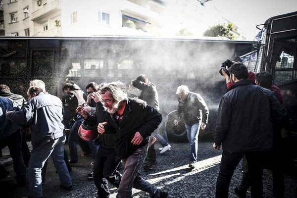 Χημικά και ένταση με μέλη του ΠΑΜΕ έξω από το Μέγαρο Μαξίμου - Έφοδος και στο υπουργείο Εργασίας