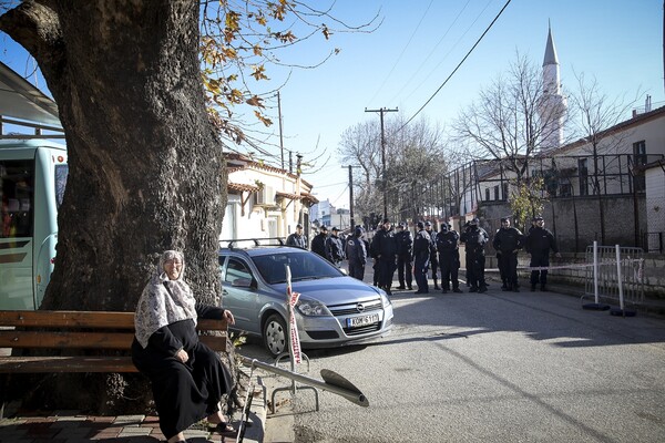 Αποθεώνουν τον Ερντογάν στην Κομοτηνή - Δείτε την άφιξη στο τζαμί