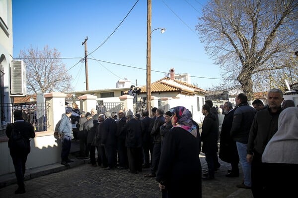 Αποθεώνουν τον Ερντογάν στην Κομοτηνή - Δείτε την άφιξη στο τζαμί