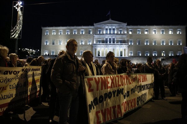 Χιλιάδες συνταξιούχοι στο Σύνταγμα - Διαδηλώνουν κατά των περικοπών στις συντάξεις