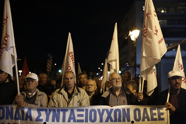 Χιλιάδες συνταξιούχοι στο Σύνταγμα - Διαδηλώνουν κατά των περικοπών στις συντάξεις