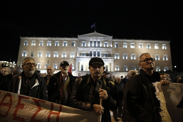 Χιλιάδες συνταξιούχοι στο Σύνταγμα - Διαδηλώνουν κατά των περικοπών στις συντάξεις