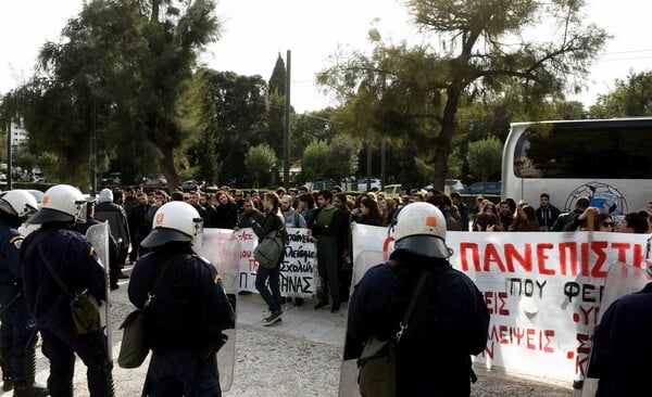 Ένταση και χημικά μεταξύ ΜΑΤ και φοιτητών έξω από το Ζάππειο Μέγαρο