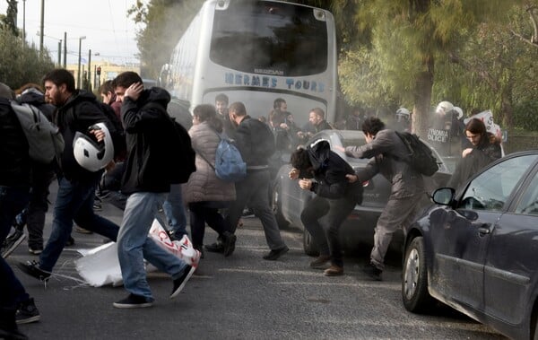 Ένταση και χημικά μεταξύ ΜΑΤ και φοιτητών έξω από το Ζάππειο Μέγαρο