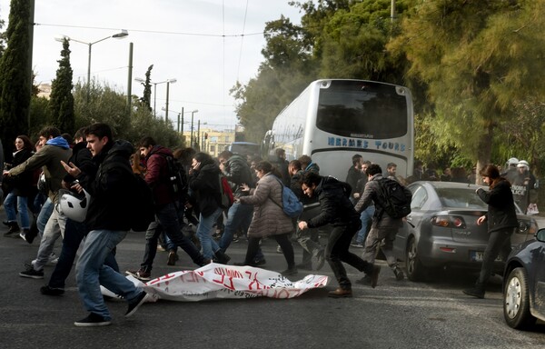 Ένταση και χημικά μεταξύ ΜΑΤ και φοιτητών έξω από το Ζάππειο Μέγαρο