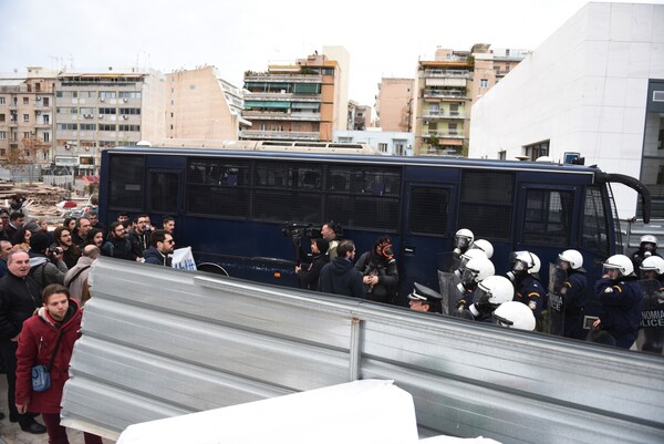 Νέα επεισόδια στο Ειρηνοδικείο για τους πλειστηριασμούς - Έσπασαν λαμαρίνες, ένταση και χημικά