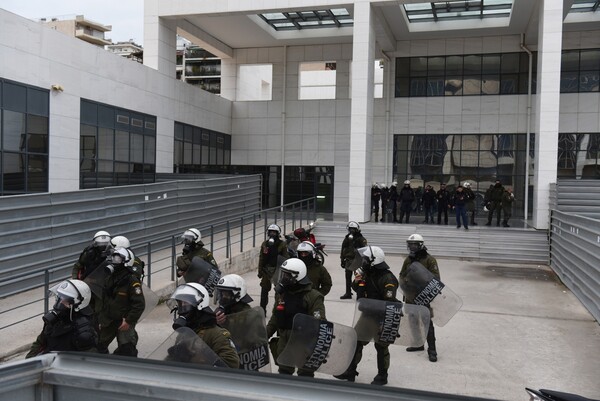 Νέα επεισόδια στο Ειρηνοδικείο για τους πλειστηριασμούς - Έσπασαν λαμαρίνες, ένταση και χημικά