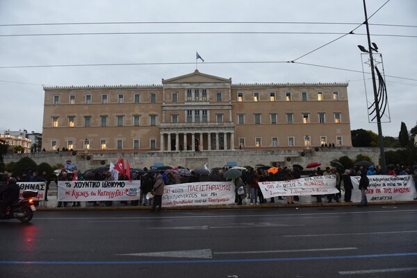 Πορεία του ΠΑΜΕ προς τη Βουλή για τους πλειστηριασμούς - Επεισόδιο με Κουτσούμπα