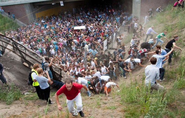 Το φονικό Love Parade του Duisburg: Χιλιάδες παγιδεύτηκαν σε τούνελ και μετά η κατάσταση ξέφυγε με πανικό και ποδοπάτημα