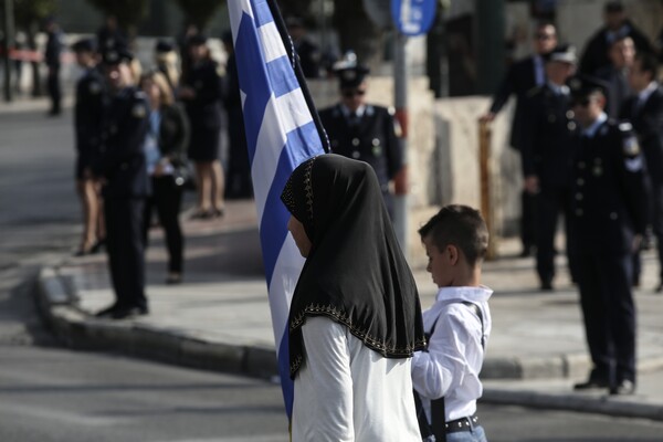«Τι δεν καταλαβαίνεις;» - Ο δάσκαλος στην παρέλαση της Αθήνας που ξεχώρισε με την μπλούζα του