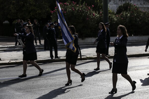 «Τι δεν καταλαβαίνεις;» - Ο δάσκαλος στην παρέλαση της Αθήνας που ξεχώρισε με την μπλούζα του