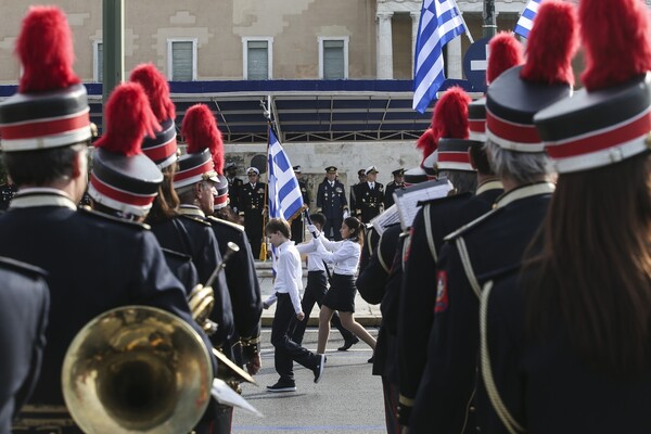 «Τι δεν καταλαβαίνεις;» - Ο δάσκαλος στην παρέλαση της Αθήνας που ξεχώρισε με την μπλούζα του