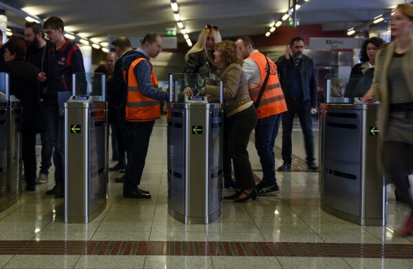 Ατελείωτες ουρές ξανά για το ηλεκτρονικό εισιτήριο - Ταλαιπωρία στους σταθμούς με τις κλειστές μπάρες