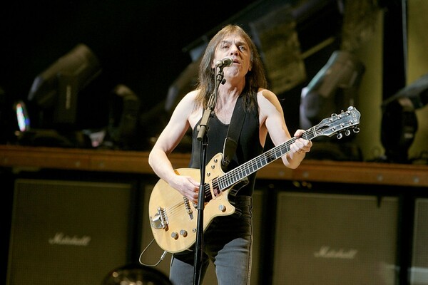 Πέθανε ο Malcolm Young, κιθαρίστας και ιδρυτικό μέλος των AC/DC