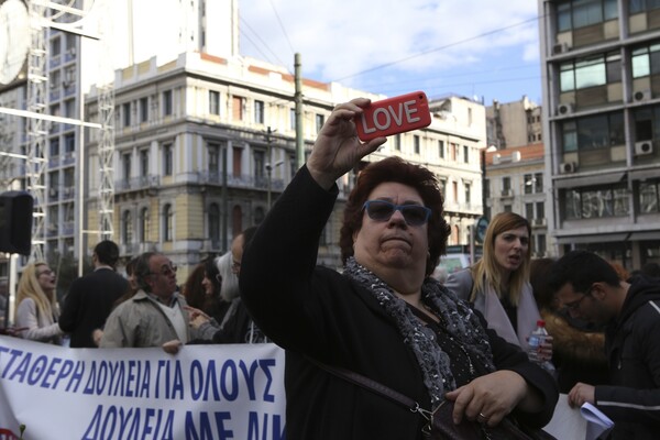 Χιλιάδες διαδήλωσαν στην Αθήνα - Το σκετς με τον Άγιο Βασίλη στην πορεία