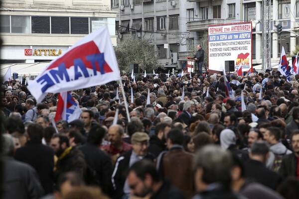 Χιλιάδες διαδήλωσαν στην Αθήνα - Το σκετς με τον Άγιο Βασίλη στην πορεία