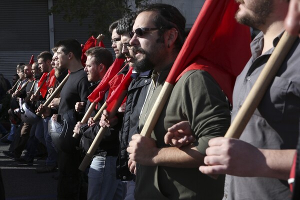 Χιλιάδες διαδήλωσαν στην Αθήνα - Το σκετς με τον Άγιο Βασίλη στην πορεία