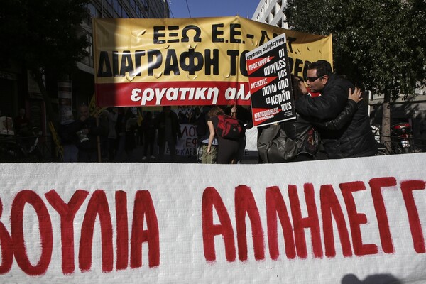 Χιλιάδες διαδήλωσαν στην Αθήνα - Το σκετς με τον Άγιο Βασίλη στην πορεία