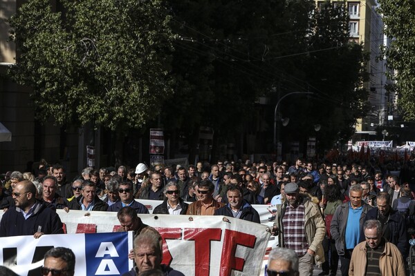 Χιλιάδες διαδήλωσαν στην Αθήνα - Το σκετς με τον Άγιο Βασίλη στην πορεία