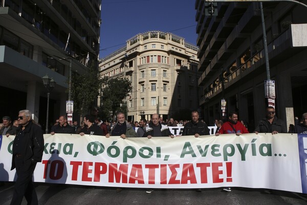 Χιλιάδες διαδήλωσαν στην Αθήνα - Το σκετς με τον Άγιο Βασίλη στην πορεία
