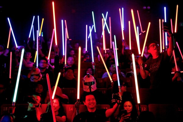 Η πρεμιέρα της ταινίας «Star Wars: The Last Jedi» κάνει το δεύτερο μεγαλύτερο άνοιγμα όλων των εποχών