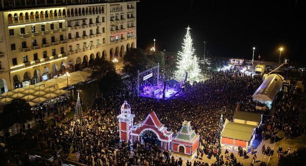 Χριστούγεννα στη Θεσσαλονίκη: 14.000 λαμπάκια στο τεράστιο δέντρο της πλατείας Αριστοτέλους