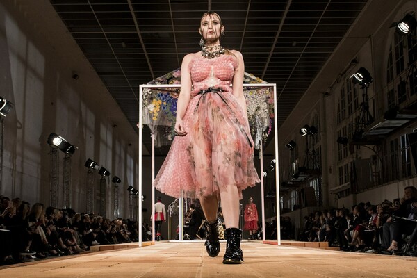 Για πρώτη φορά plus sized μοντέλα στην πασαρέλα του Alexander McQueen