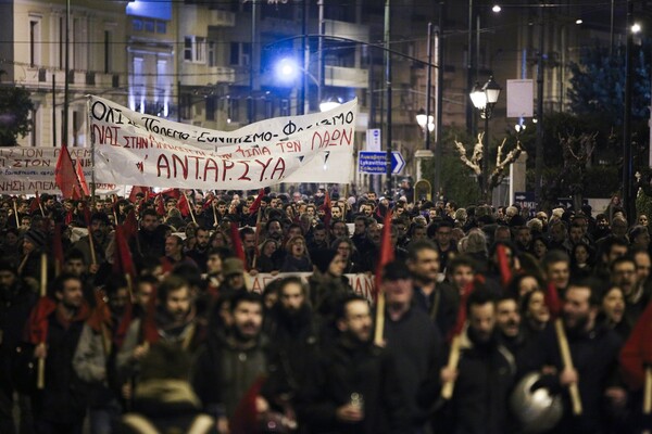 Πορεία αντιεξουσιαστών και συγκέντρωση της Χρυσής Αυγής στο κέντρο της Αθήνας