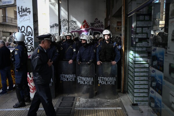 Συγκέντρωση διαμαρτυρίας του κινήματος «Δεν Πληρώνω» έξω από συμβολαιογραφείο στα Εξάρχεια