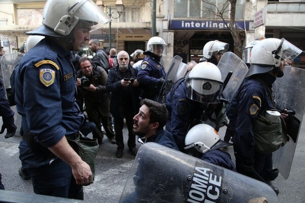 Επεισόδια, τραυματίες και προσαγωγές σε διαδήλωση κατά των πλειστηριασμών στα Εξάρχεια