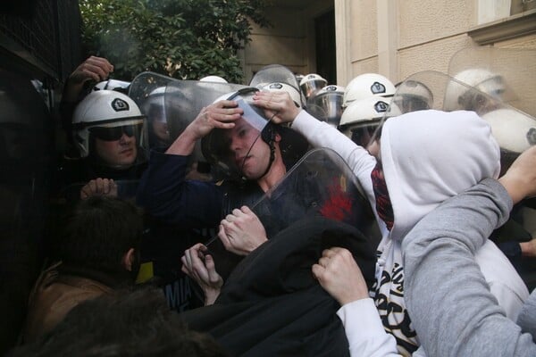 Ένταση και χημικά στη συγκέντρωση έξω από συμβολαιογραφείο στην Αθήνα