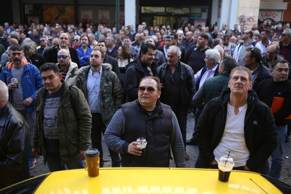 Ταξιτζήδες επιτέθηκαν με κλωτσιές σε αυτοκίνητο της Uber στο κέντρο της Αθήνας